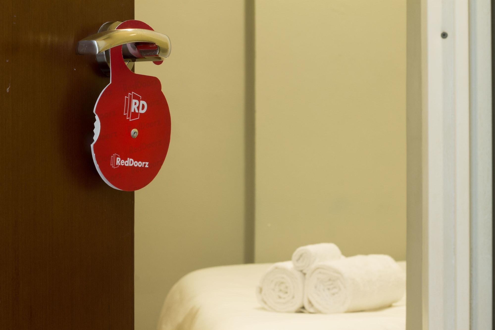 Reddoorz Plus @ Setiabudi Tengah ジャカルタ エクステリア 写真
